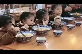 爸爸带四胞胎女儿下馆子，一坐下就成了全场的焦点，简直是太秀了图片