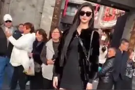 中国成都“女巨人”，2米多高大长腿，如今她的日常生活火遍视频封面