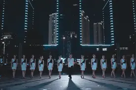 广场上来一场华丽拉丁舞《蹦七个八个蹦》，乐嗨气氛活力无限！