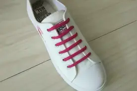 女朋友说我这种系鞋带方式太简单，可她琢磨了半天不会系，谁会？