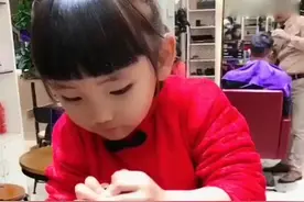 4岁妹妹给6岁哥哥洗头，手法很专业，网友：难道理发行业要崛起？视频封面
