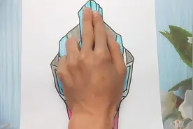 用手掌放在一张纸手绘银河奥特曼，画法简单又好看的手势图
