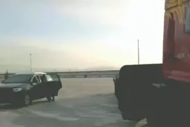 卡车夫妇小辉辉很恩爱，辉哥辉嫂我们一起回家，辉哥爱车回老家了