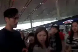 黄圣依二胎出镜杨子抱小儿子安麟回家,就被妈妈强喂一口柠檬视频封面