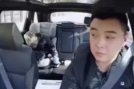 奥运冠军王皓带儿子海苔回东北老家，儿子一口东北腔，逗乐了全家视频封面