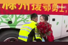 她援鄂归来，他骑着警用摩托车为她保驾护航视频封面