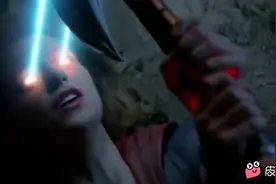 女子差点被斧头劈开，关键终于使出技能