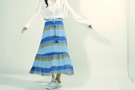 初秋怎么穿，看小姐姐白衬衫配蓝半裙，小清新又减龄，可爱极了！视频封面