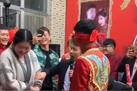 结婚仪式上，新郎亲了司仪，司仪捂住嘴傻眼了！视频封面