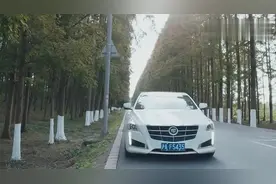 女孩憋不住尿要上厕所，想在山上解决却碰到毒蛇，太惨了视频封面