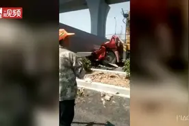 杭州临安绿化施工车撞上人行天桥 致2死1伤视频封面