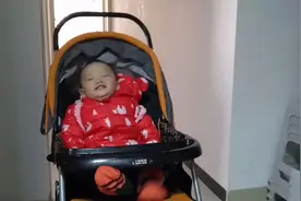一岁宝宝坐过一次摇摇车，在婴儿车里也在摇，妈妈实在看不下去了视频封面