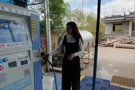 妹子自己动手洗车，不为别的就为省钱，总共才花6块钱！视频封面