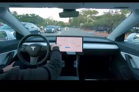 特斯拉无人驾驶上路，十字路口还会停下看车