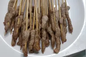 大人小孩都爱吃的小肉串 再也不用去街边排队买了 在家做起来视频封面