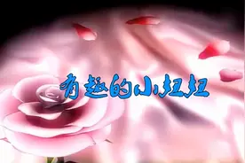 爸爸抱着小情人照镜子，小情人被自己颜值迷倒，画面太有爱了