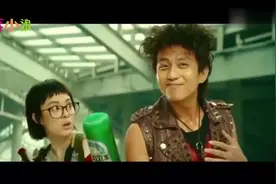 小浪哥体验电影中的“道具啤酒瓶”，表演啤酒瓶开头也太搞笑了吧视频封面