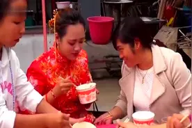 贵州农村婚礼, 新娘子正在和朋友吃饭, 忙一天饿坏了视频封面