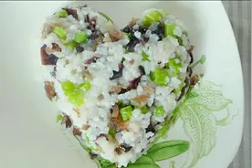 18个月宝午餐这样做，锅中加入肉和蔬菜一锅焖，补钙补锌宝宝爱吃