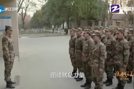 中国军队的特色，开饭前先唱歌！