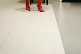 尖头高跟鞋很惊艳，细鞋跟也难不倒美女小姐姐视频封面