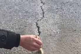 沥青路面裂缝快速修补，3分钟凝固10分钟通车视频封面