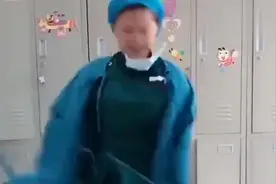 美女护士休息时间跳拉丁舞，表情丰富控制很到位，气质不输专业人图片