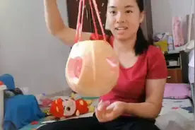 柚子肉吃了，宝妈用柚子皮做了个柚子灯笼给宝宝玩，宝宝可喜欢了