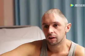 小伙意外脑袋摔扁，装上金属脑壳继续生活，网友：铁头娃视频封面