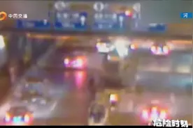 平板拖车两车相叠，立交桥下遇难题，司机机智解决却逃不过惩罚！