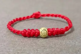 一分钟编出一个黄金转运珠红绳手链，太简单了，自己在家就能操作视频封面