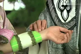 哪吒被阴阳镜所伤，姜子牙替他把脉竟毫发无伤，原来他有莲花化身