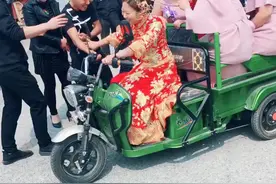 最胖伴娘团坐三轮，伴郎推车推不动！视频封面