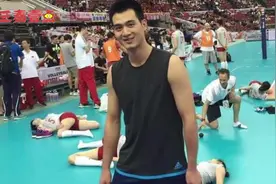 女排陪打教练李童生活花絮？李童女友？李童用擀面杖给郎平按摩？视频封面