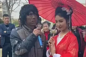 乞丐街头演唱《一曲红尘》，句句伤感，凄凉的歌声吸引路人！