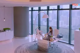 美女在办公室办公，却忽然脱鞋做起了这个！-_高清 1视频封面