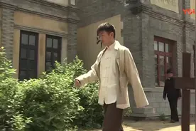 这跟踪技术真是绝了，梁飞直勾勾盯着跟踪的人！特务居然还没发现视频封面