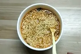 吃泡面的时候盖子先不要扔，把盖子做成小碗，吃起来更方便！