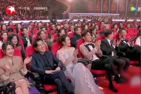 演员刘涛站在两位专业名嘴中间主持颁奖典礼，却丝毫不逊色，佩服视频封面