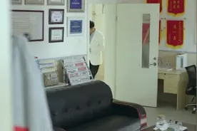 大龄女老师装嫩，穿牛仔裤长皮靴上课，教导主任：你是哪个班的！视频封面