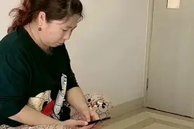 东北小伙骗老妈说要养狗，打开箱子一看是孙女，暴躁老妈就上线了图片