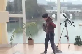 穿搭被谢娜夸奖，性格被何炅欣赏，易烊千玺越来越多的优点被挖掘视频封面