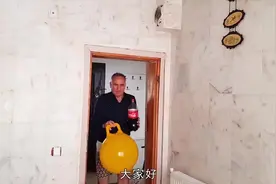 老爷爷整蛊？把装可乐气球放奶奶头上扎爆，怕是想要跪搓衣板吧！视频封面
