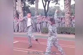 军训场上的人才越来越多了，女学生表演“空翻”，惊呆教官视频封面