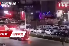 男子宅家太无聊 楼道里做烧烤 浓烟引来消防队视频封面