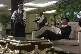 女人的身份证都是一样的，恐怖分子头目吃一惊：她们是特种部队视频封面