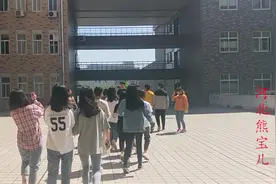 河北石家庄：导演系全班出动拍视频，男少女多难分配，表演扇耳光视频封面