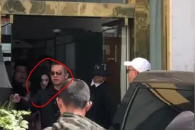 鞠婧祎：我太难了，这保镖打伞技术属实好！