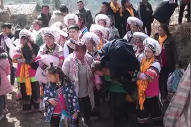 去四川接亲，新娘必须用黑布盖着，你见过这样的风俗吗视频封面