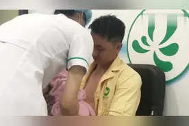 护士教新手爸爸如何抱刚出生的宝宝，这画面看着好暖心